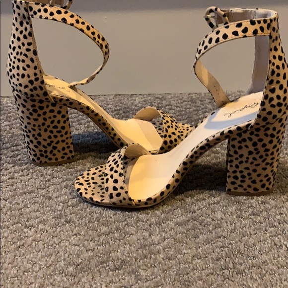 Women’s sandals. - Picture 2 of 4